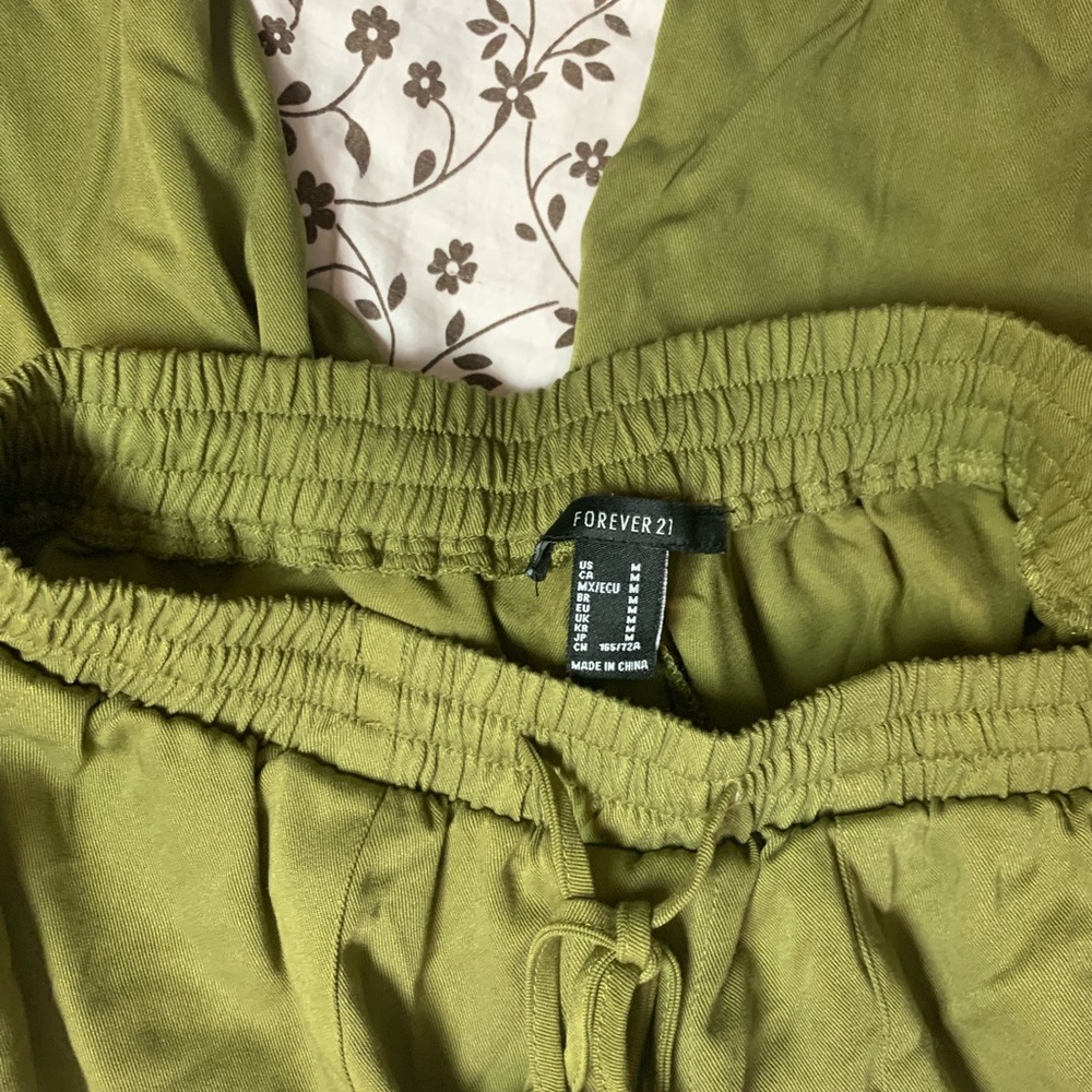 ⚡️Forever 21 green cargo pant ⚡️